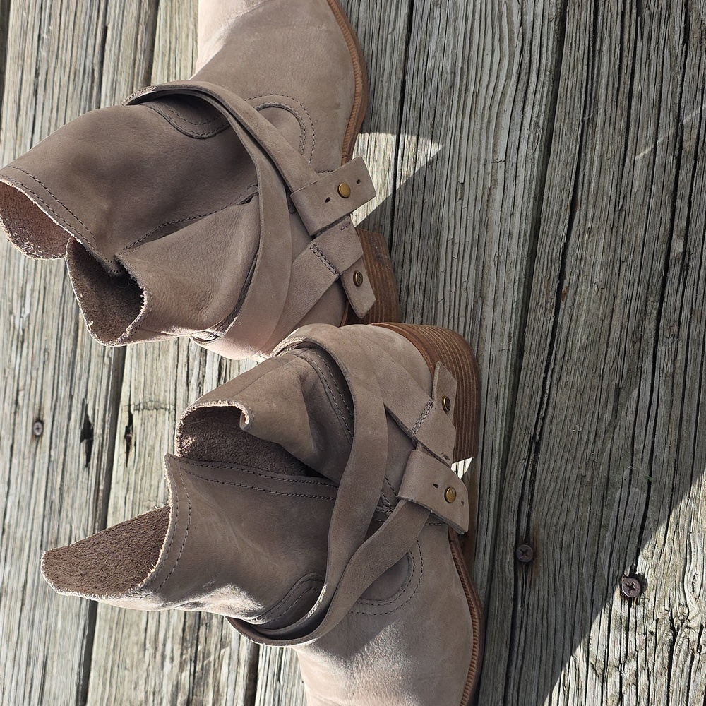 Ugg Elora Boots - Picture 4 of 5